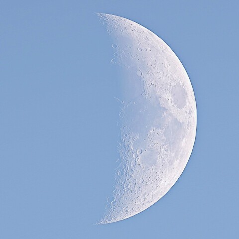 月齢5.9の白い月