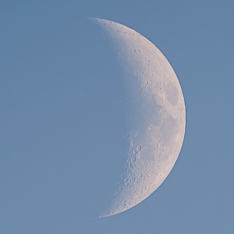蒼い空に浮かんだ六日月