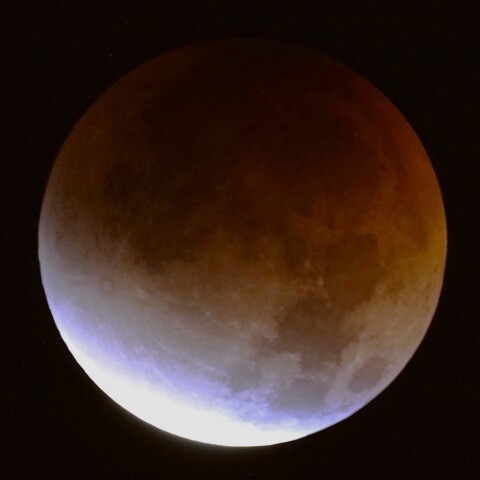 ブルーや紅を纏った満月