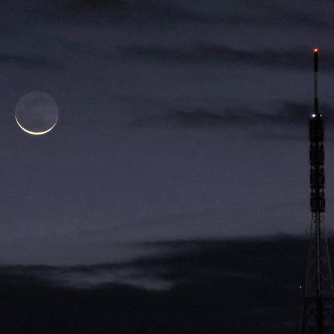 一瞬の間の地球照