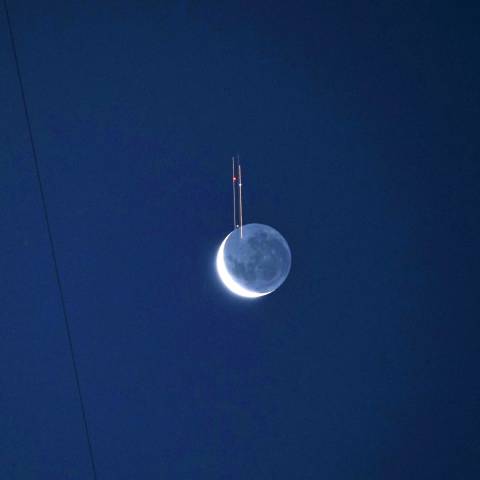 月のイヤリング如何