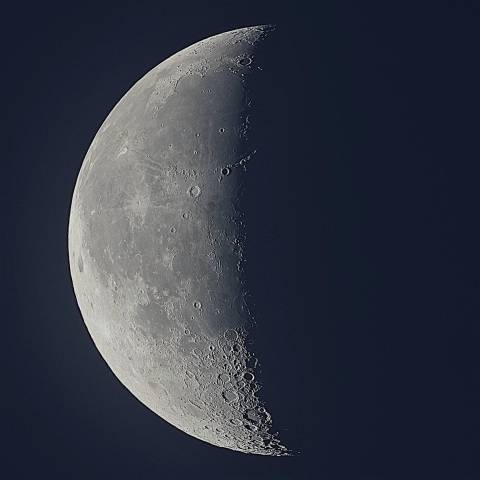 僅かに見える直線の壁