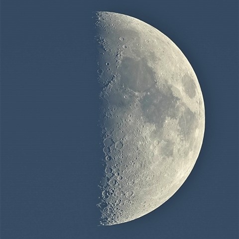 上弦の月に魅せられて