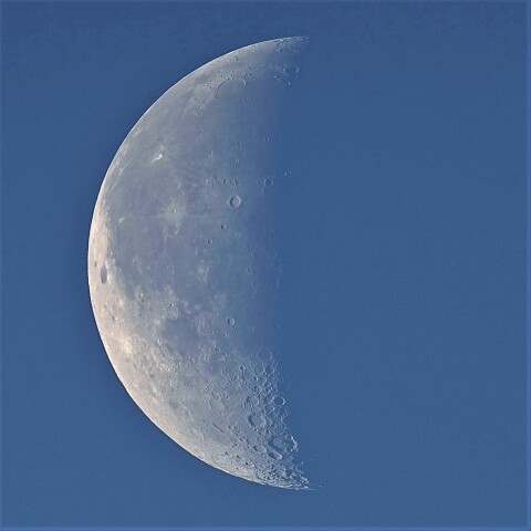 二十三夜月の白い月…