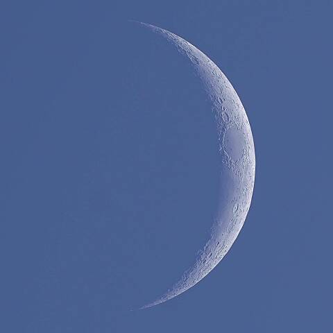 白い三日月