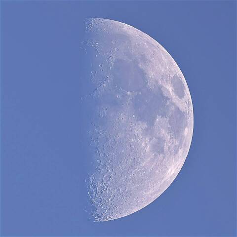 ひな祭りに優しい白い月