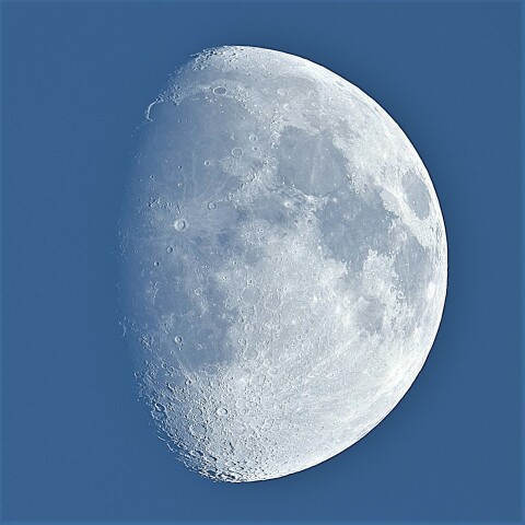 弥生5日の白い月