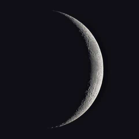 薄雲の中のまゆ月