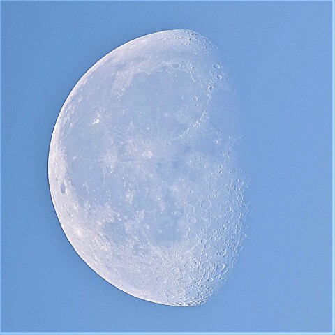 長月の白い更待月