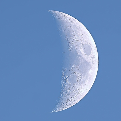 白い上弦の月