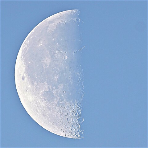 白い二十三夜月