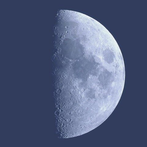 ブルーの空の月面V・X・L・