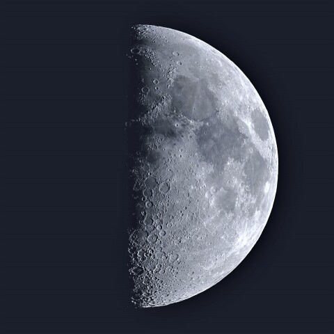 七夕夜の弓張月