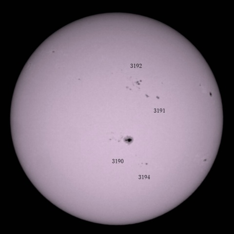 続く賑やかな黒点群