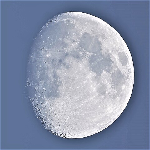 ひな祭り日の白い月