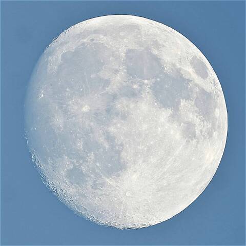 十三夜の白い月