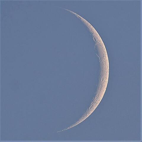 クレーターの並ぶ白い月