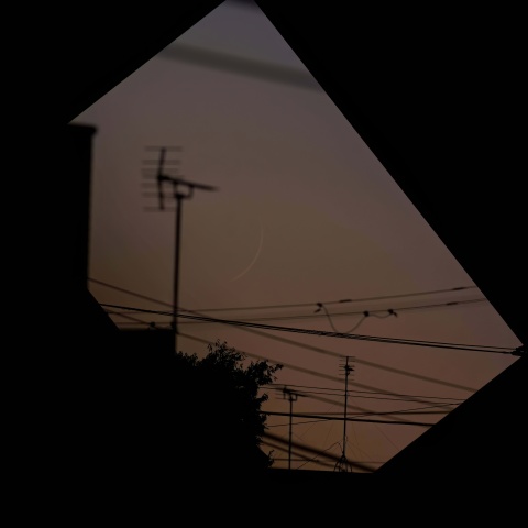 市街地での月齢1.6繊月　10/16　