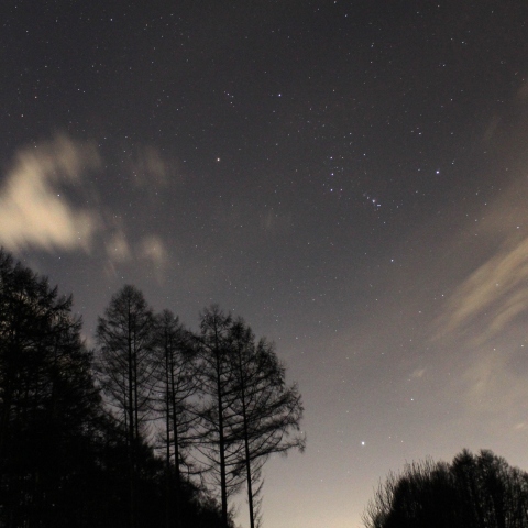 流れる冬雲の中のオリオン