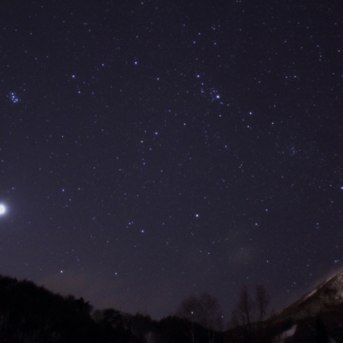 雪舞う春分の日の夕暮れ