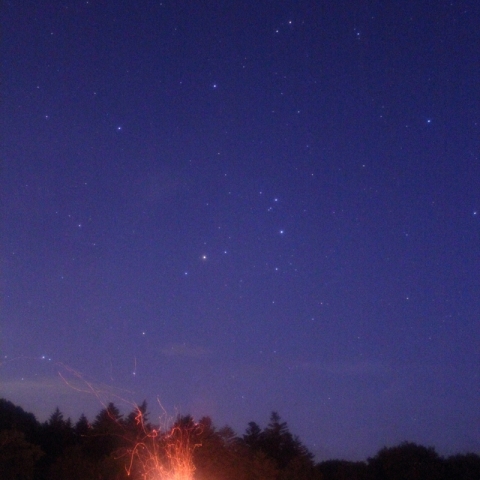 赤星（アンタレス）とキャンプファイヤー炎
