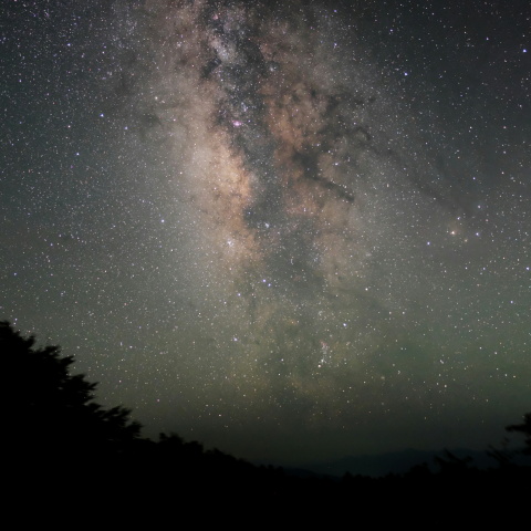 南の地平線から立ち上がる天の川