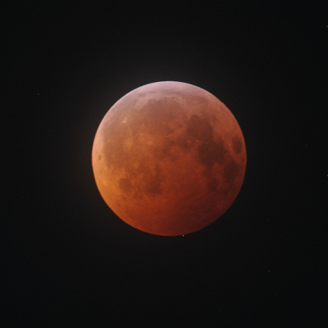赤銅色の月（皆既月食）