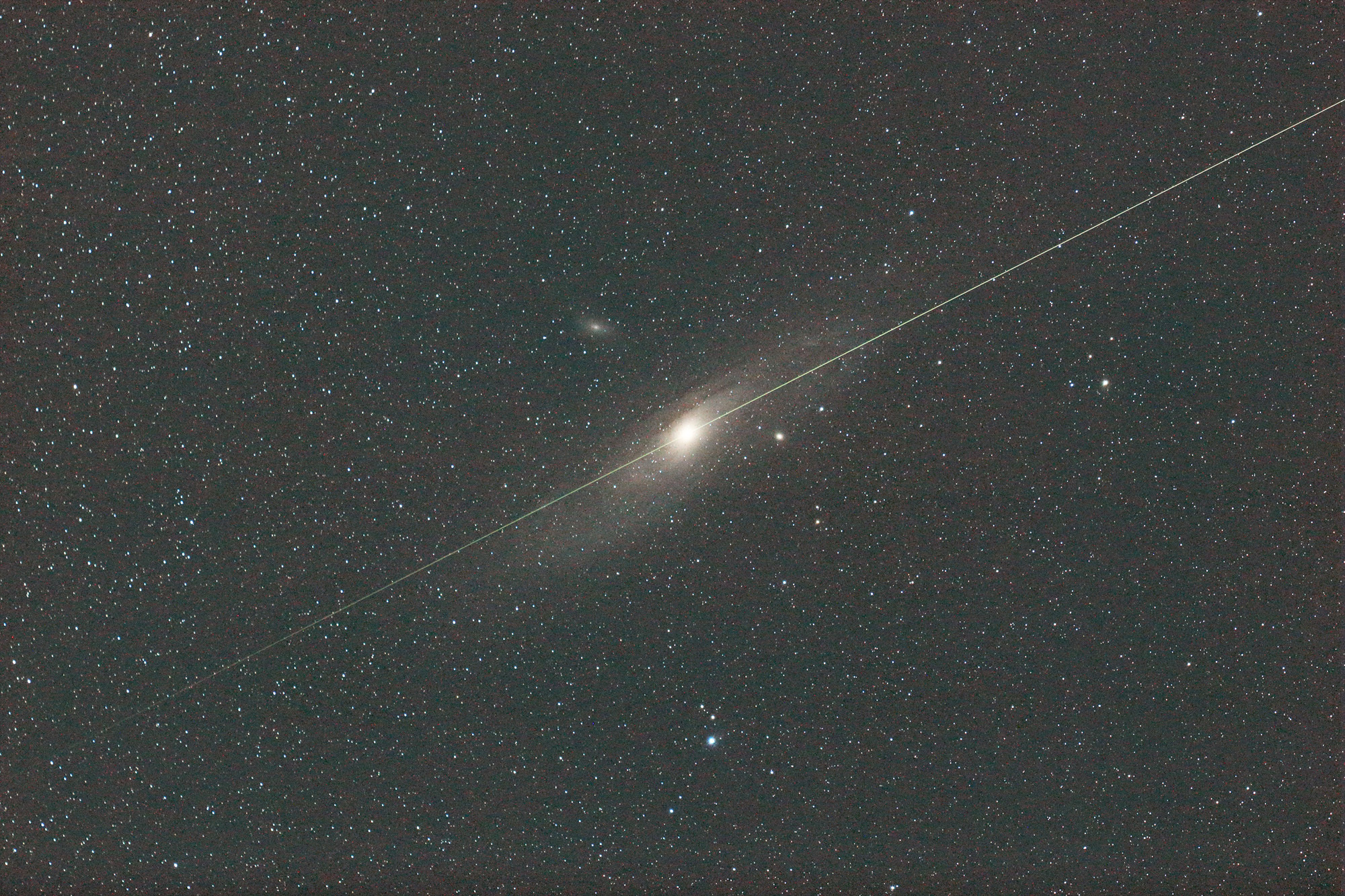 M31と流れ星 By 鬼塚久史 天体写真ギャラリー
