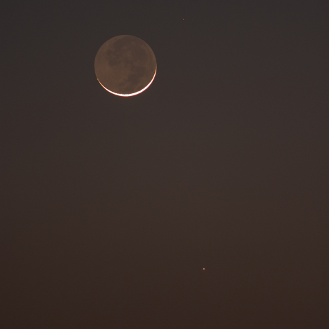 地球照を伴った細い月と水星