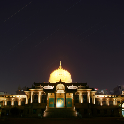 インド様式寺院に昇る秋の星々