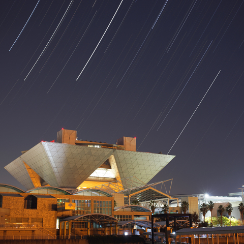 ビッグサイトに昇る木星と双子座