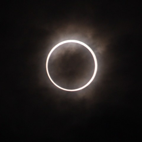 天空に浮かぶ金のリング