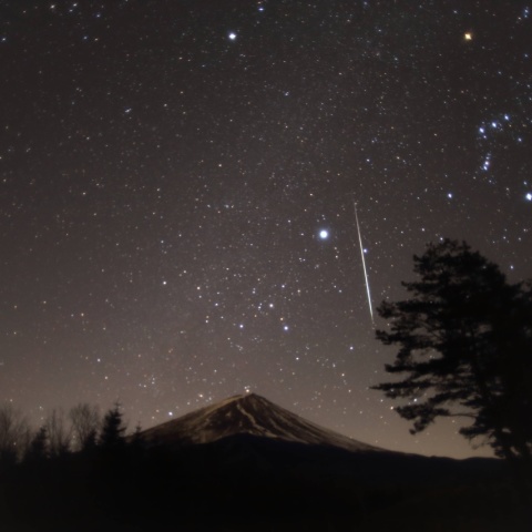 富士とオリオンに流星