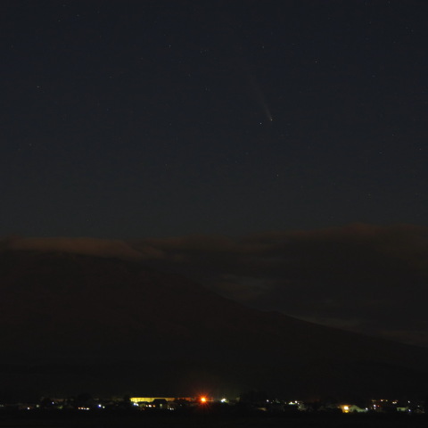 津軽富士に白き光跡
