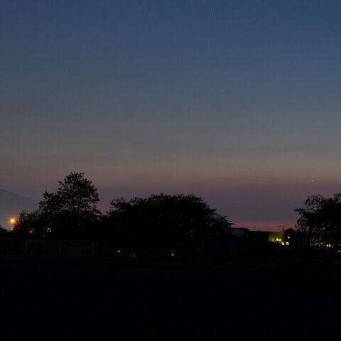 黄昏の津軽富士と細月