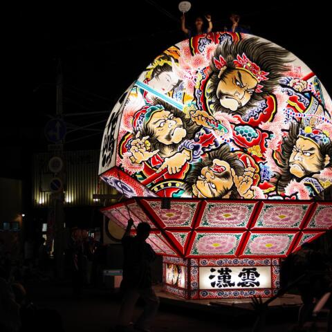 お月様も見ている黒石ねぷた(その１）