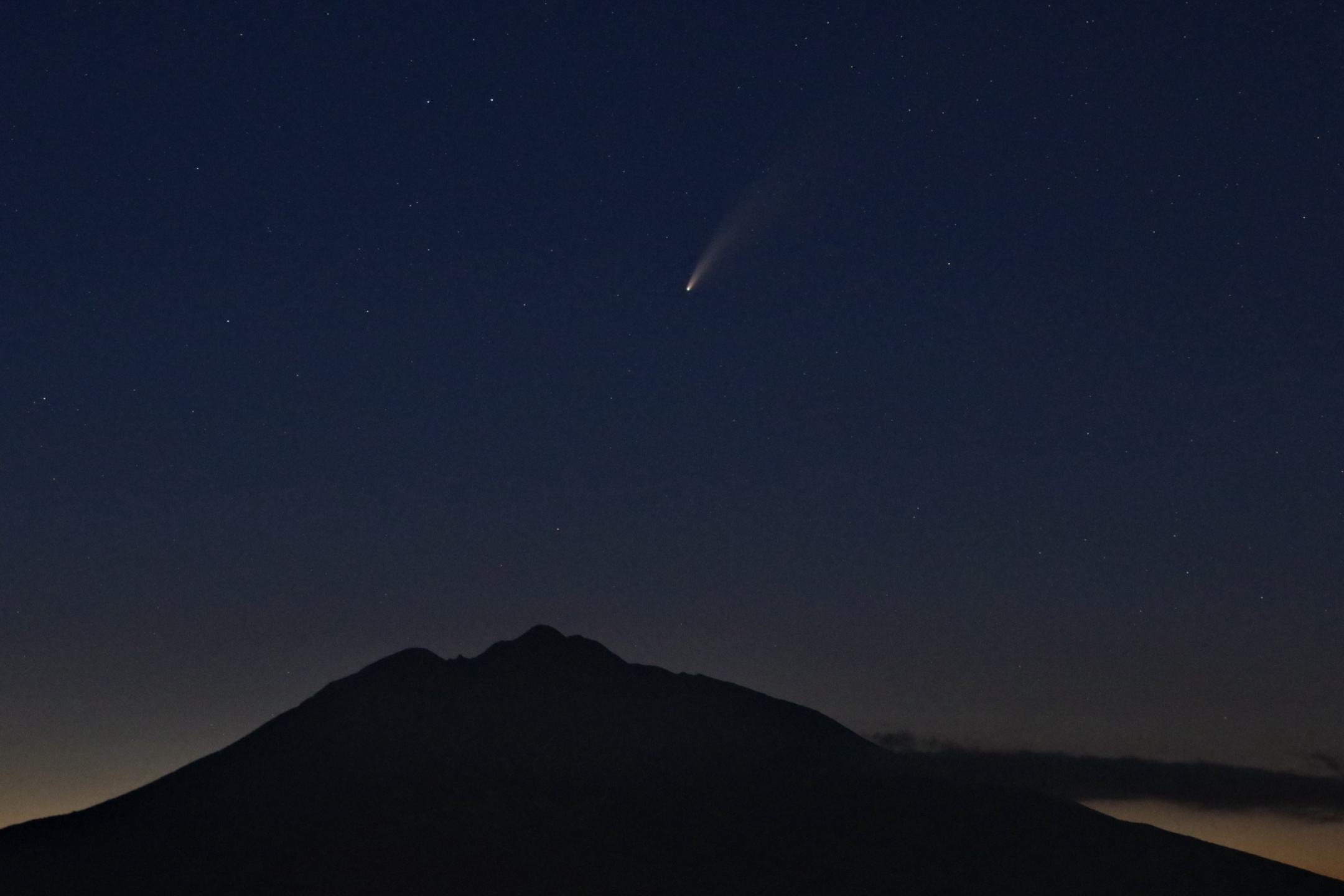 637 津軽富士 岩木山 に降り注ぐネオワイズ彗星 By Bluestar 天体写真ギャラリー