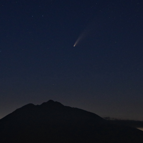 津軽富士(岩木山)に降り注ぐネオワイズ彗星