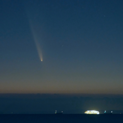 東京湾クルーズ船と紫金山・アトラス彗星