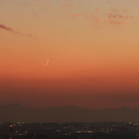 夕空の細い月と金星
