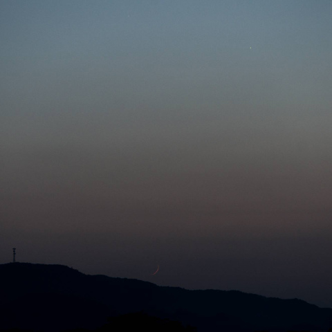 沈む月齢１．７の細い月と水星