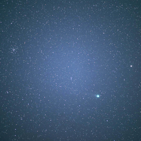 2月2日の月明りの中のラブジョイ彗星