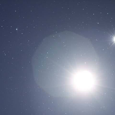 １２月８日のカタリナ彗星と月、金星