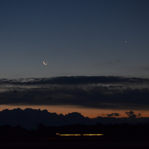 ２月７日明け方の月、水星、金星と始発電車