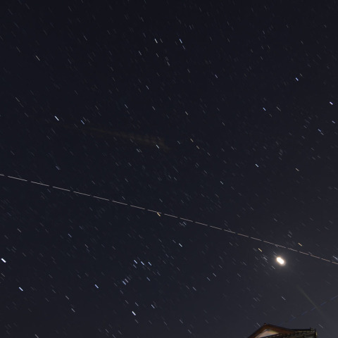 スバル、三日月、オリオンを通過する国際宇宙ステーション