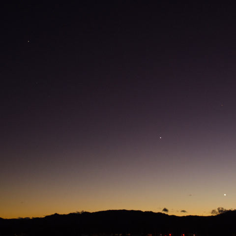 11月14日の夕暮れに並ぶ金星・木星・土星
