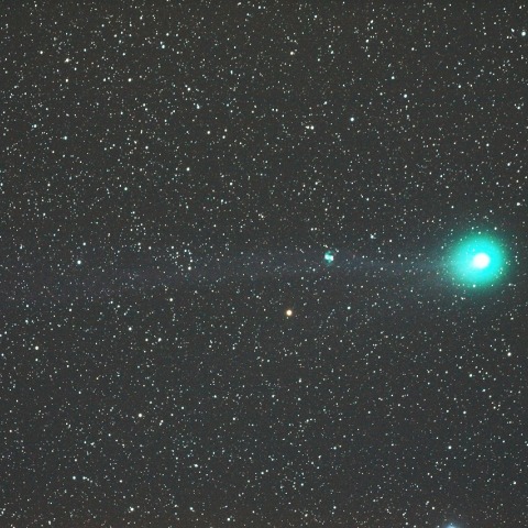 ラブジョイ彗星の尾にかかる小亜鈴星雲