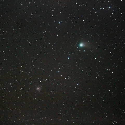 回転花火銀河に接近したカタリナ彗星