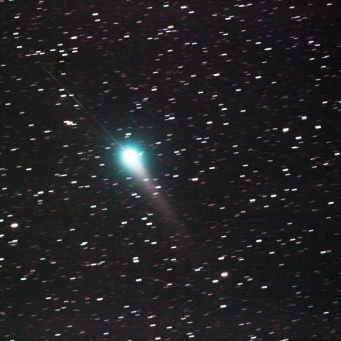 ジョンソン彗星を貫く人工衛星　C/2015 V2