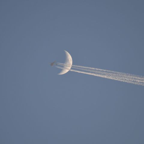 月と飛行機雲
